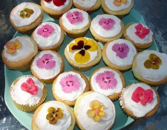 edible flower cupcakes photo by kakisky